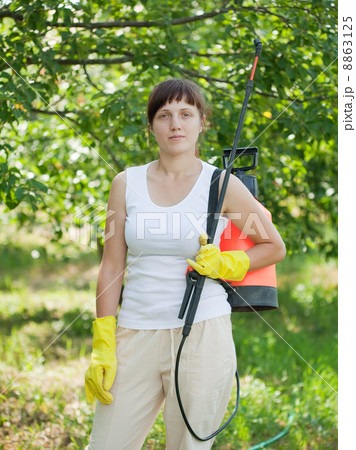 woman with garden spray 8863125