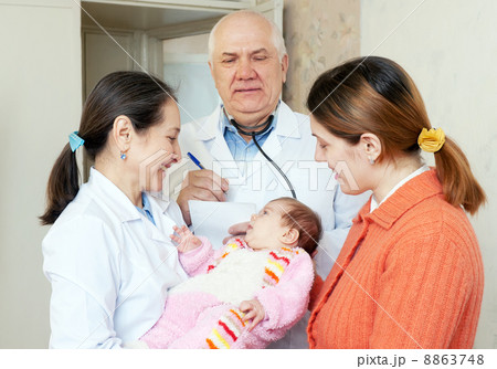 doctors give the healthy baby to mother doctors give the healthy baby to mother 8863748