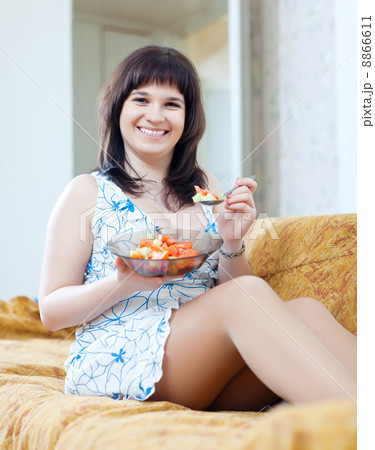 woman eats tomatoes salad woman eats tomatoes salad 8866611