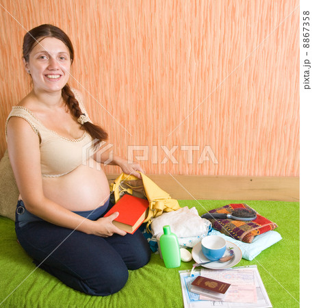 pregnant woman get ready for birthing home 8867358