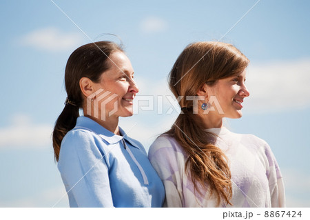 mother with teenager daughter 8867424