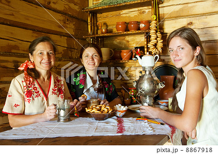 Women near russian samovar 8867918