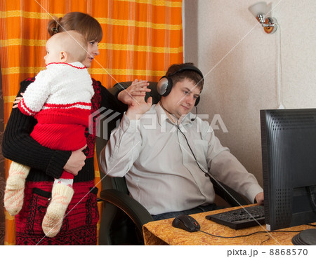 mother and daughter disturbs working father 8868570