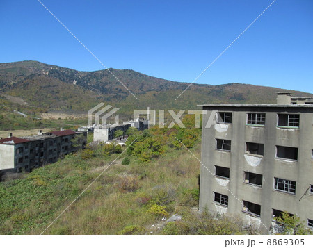 松尾鉱山　屋上から望む廃アパート群 8869305