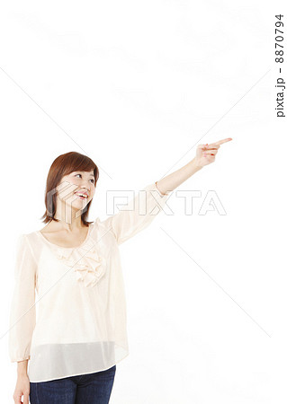 指を指す女性 8870794