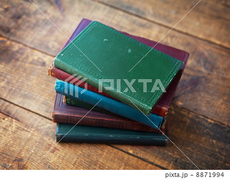 積上げられた古い本 8871994