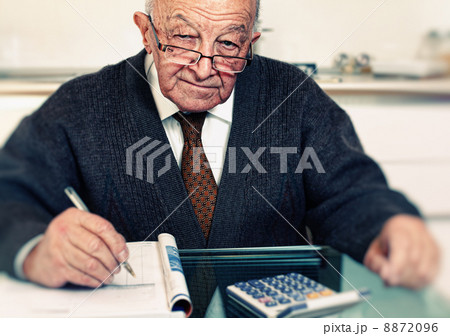 man calculate his expenses 8872096