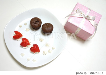 バレンタイン(スイーツとプレゼント) バレンタイン(スイーツとプレゼント) 8875694