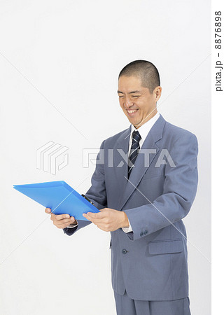 笑顔の男性サラリーマン 8876898