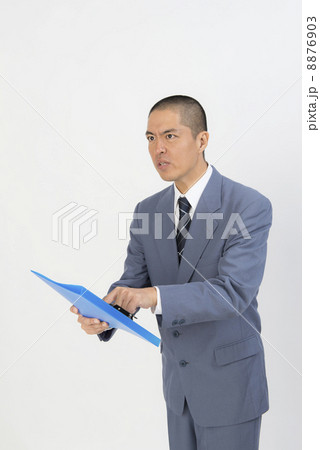 怒るサラリーマン 8876903