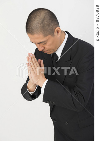 手を合わせる男性 手を合わせる男性 8876929