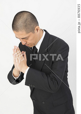 手を合わせる男性 8876935