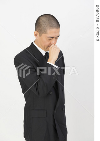 涙を堪える男性 8876960