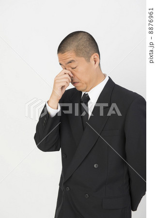 涙を堪える男性 8876961