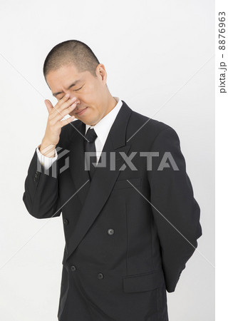 涙を堪える男性 8876963