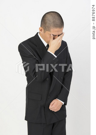 涙を堪える男性 8876974