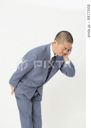 電話で謝る男性 8877008
