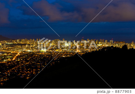 ハワイ オアフ島 タンタラスの丘からの夜景 ワイキキの街 ハワイ オアフ島 タンタラスの丘からの夜景 ワイキキの街 8877903