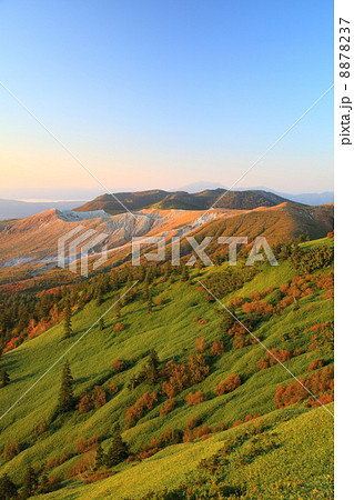 朝日を浴びる草津白根山 8878237
