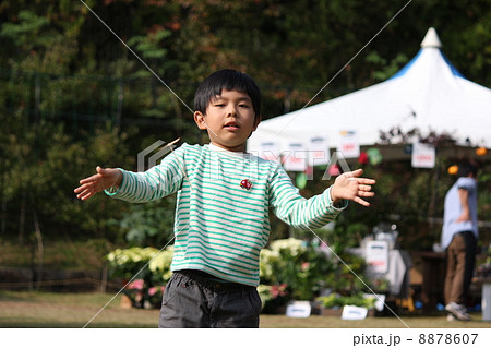 竹トンボを飛ばす男の子 8878607