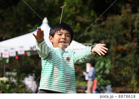 竹トンボを飛ばす男の子 8878618