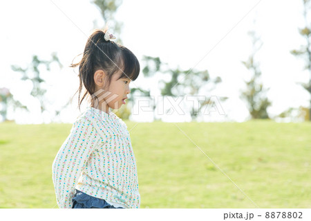 緑の中の子供 8878802