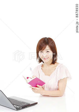 インターネットを楽しむ女性 インターネットを楽しむ女性 8878930