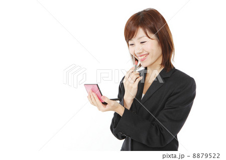 ルージュを直す女性 8879522