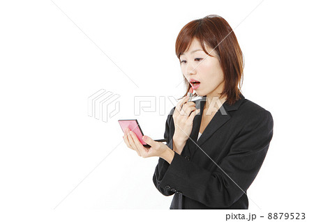 ルージュを直す女性 8879523