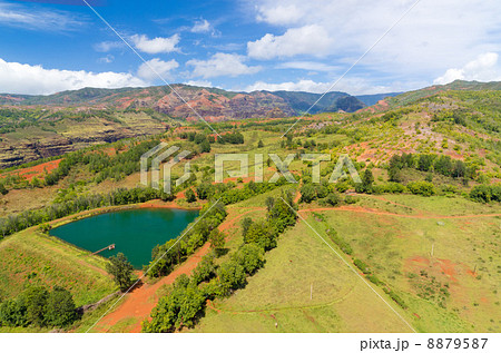 ハワイ　カウアイ島　内陸の景色　空撮　ケパーニ貯水池 8879587