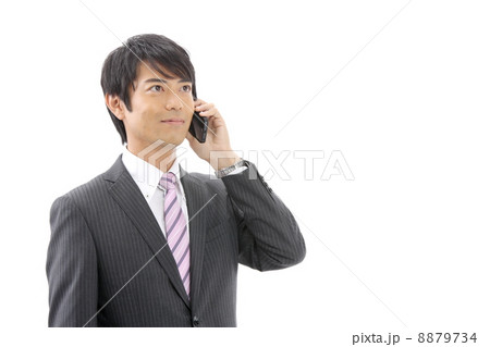 スマートフォンで話すビジネスマン 8879734