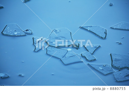 水面の上の割れた氷 8880755