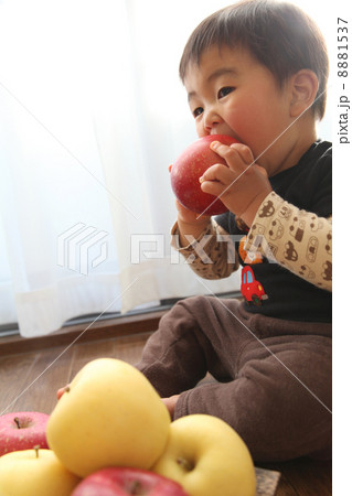 りんごを食べる男の子 8881537