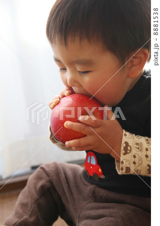 りんごを食べる男の子の写真素材