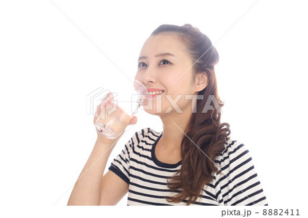 安全な水を飲む 8882411