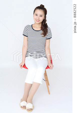 椅子に座る若い女性 8882522