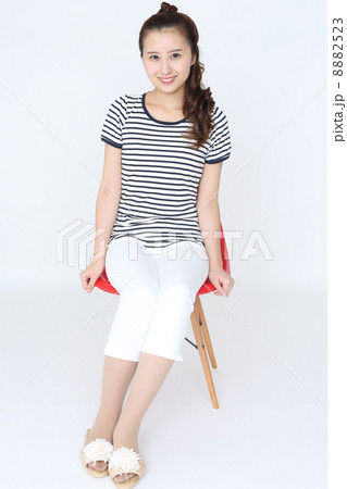 椅子に座る若い女性 8882523