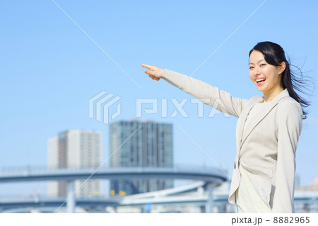 ビジネスウーマン・青空 8882965