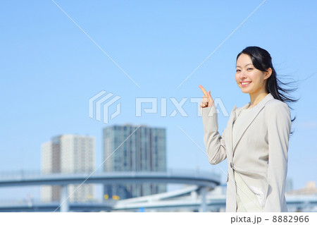 ビジネスウーマン・青空 ビジネスウーマン・青空 8882966
