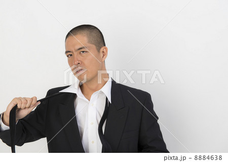強面の男性 8884638