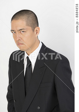 強面の男性 8884858