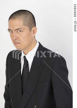強面の男性 強面の男性 8884862