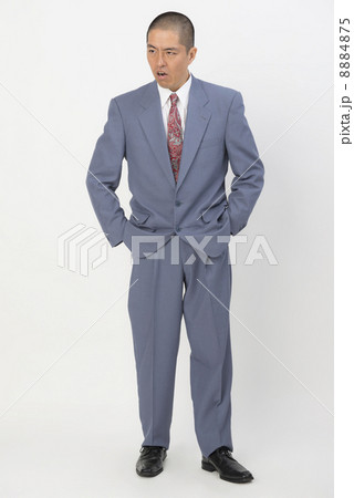 強面の男性 強面の男性 8884875