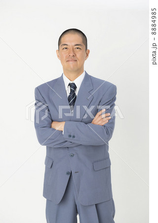 腕組みをするスーツ姿の男性 8884985