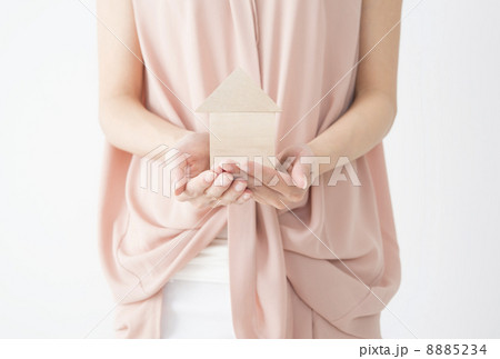 若い女性　住宅 8885234