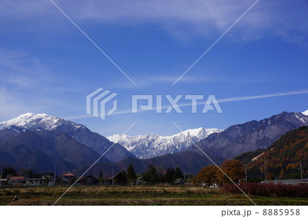 初冬の北アルプスと飛行機雲 8885958