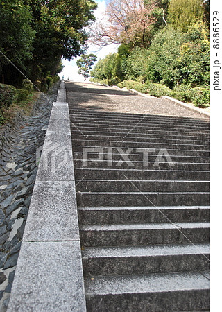 伏見桃山陵へ向かう大石段（京都市伏見区桃山町治部小丸） 8886529
