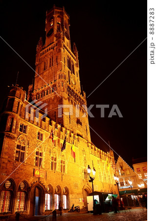 世界遺産ブリュージュの鐘楼、夜景 8887283