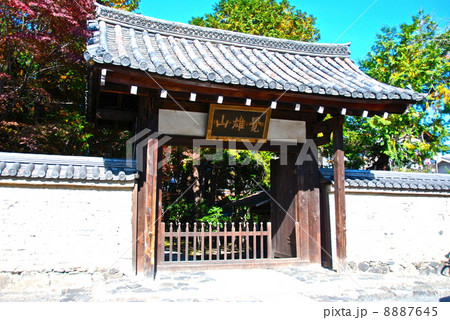 覚雄山 鹿王院の「山門」（京都市右京区嵯峨北堀町） 8887645