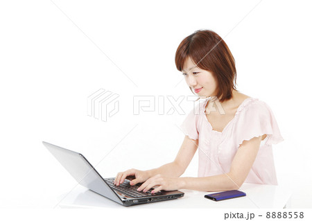 インターネットを楽しむ女性 8888558